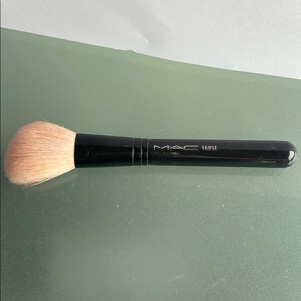 M.A.C. Brush 168SE